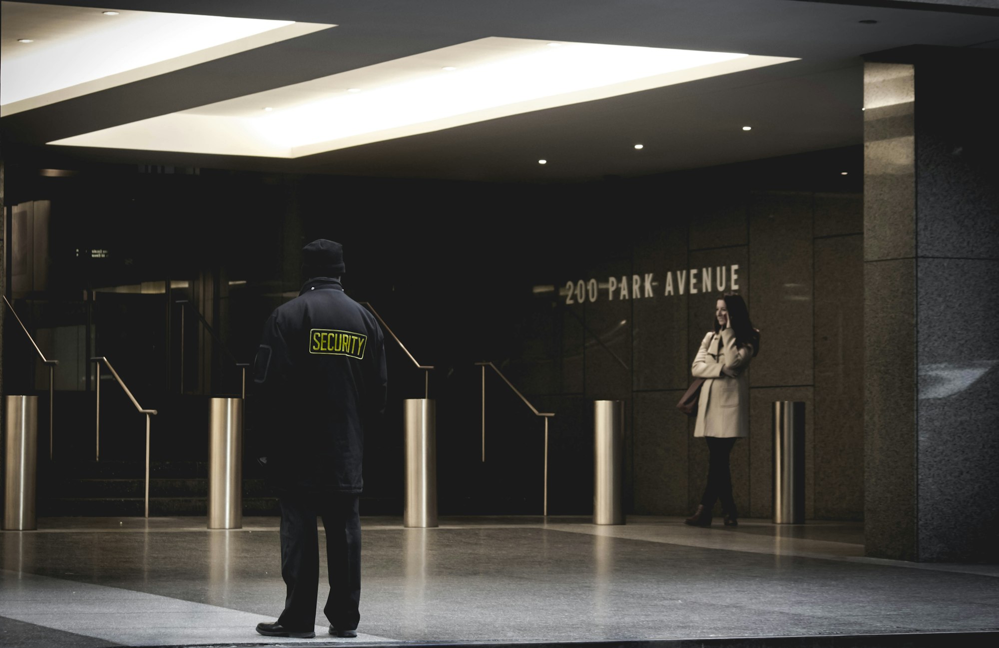 Agent de sécurité dans un hall