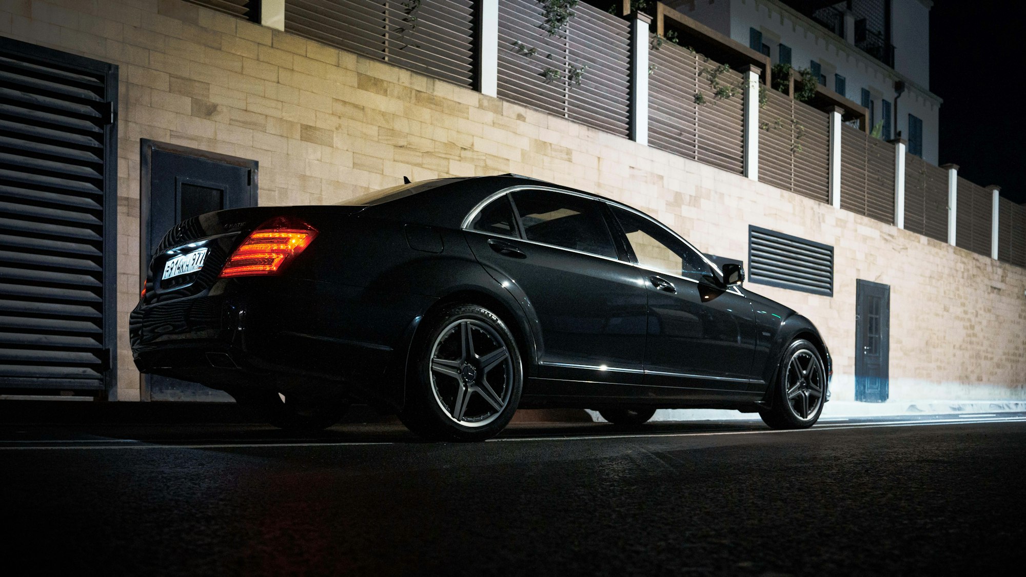 Berline noire la nuit
